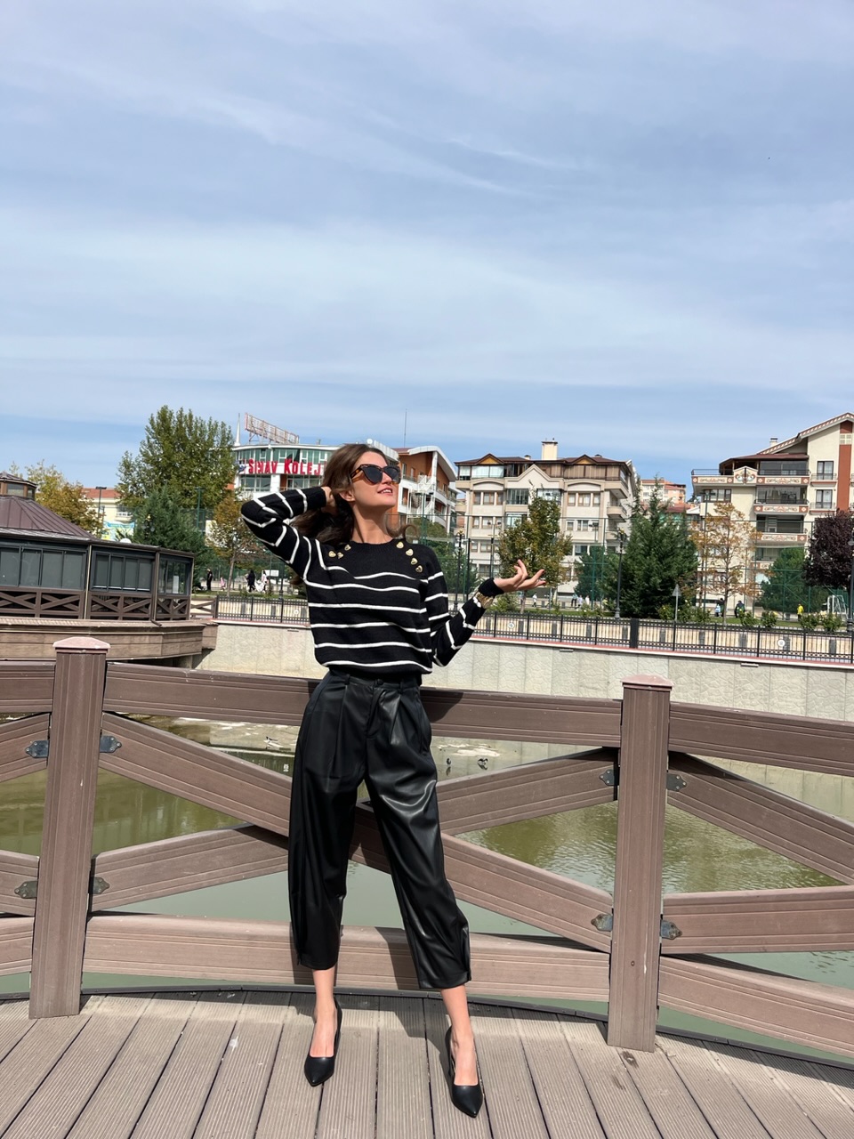 Siyah Paça Düğme Detay Deri Pantolon