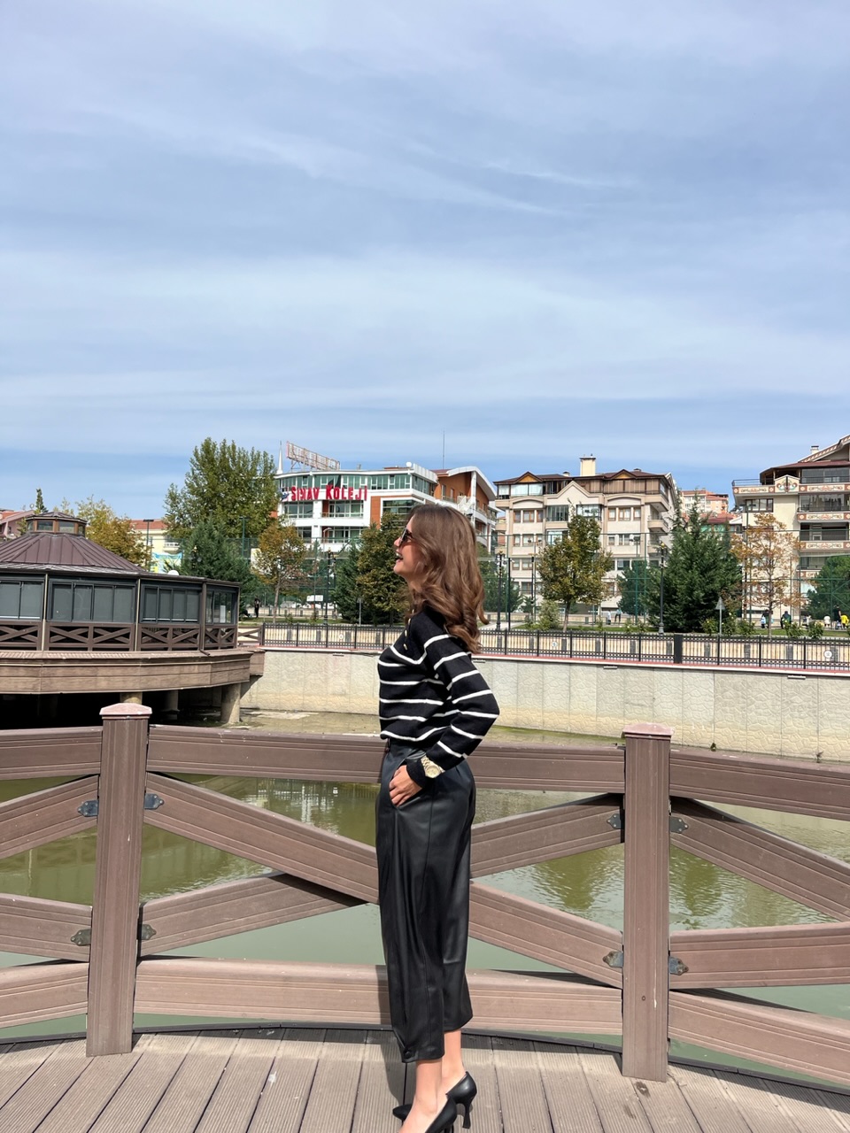Siyah Paça Düğme Detay Deri Pantolon