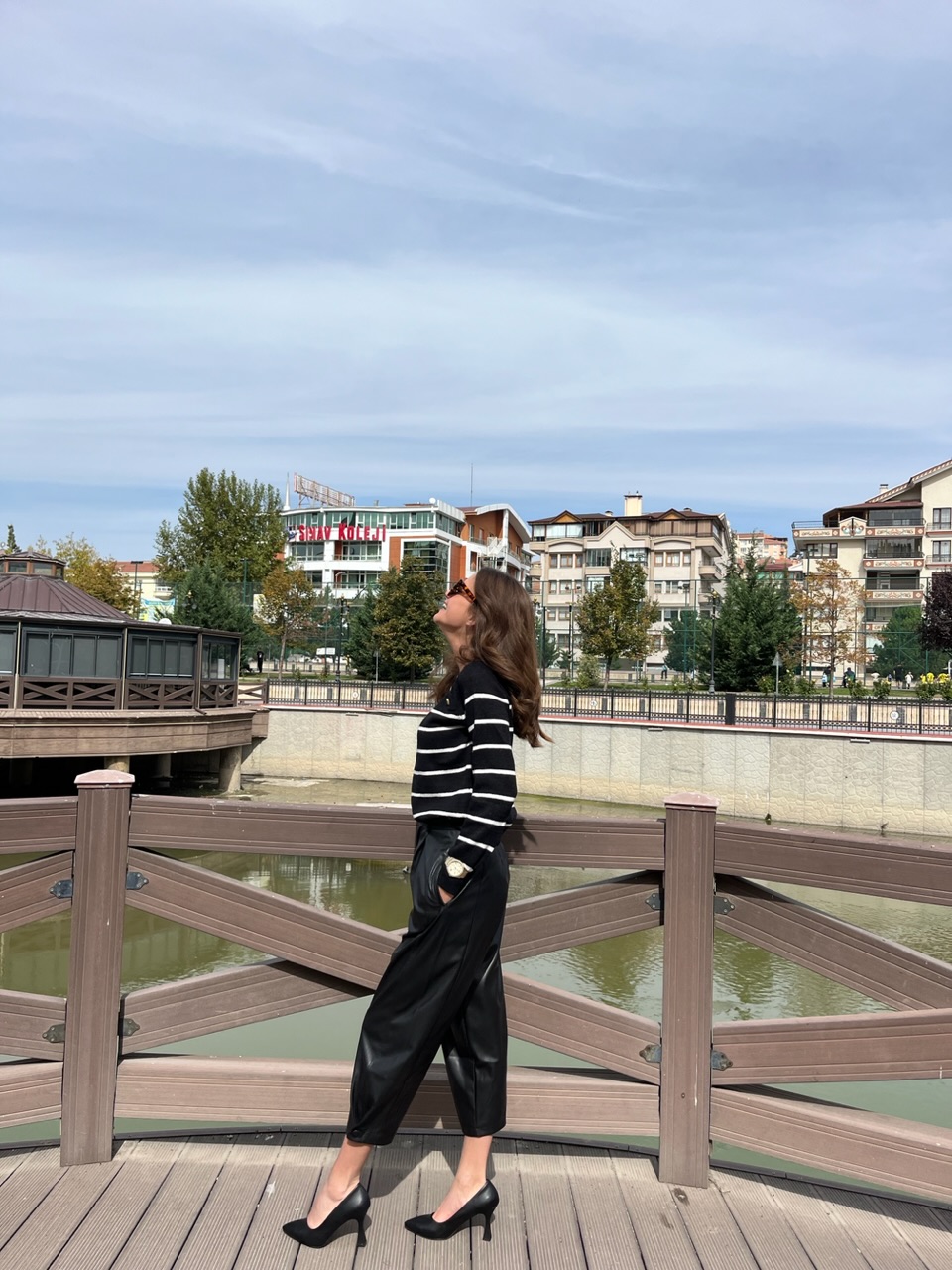Siyah Paça Düğme Detay Deri Pantolon