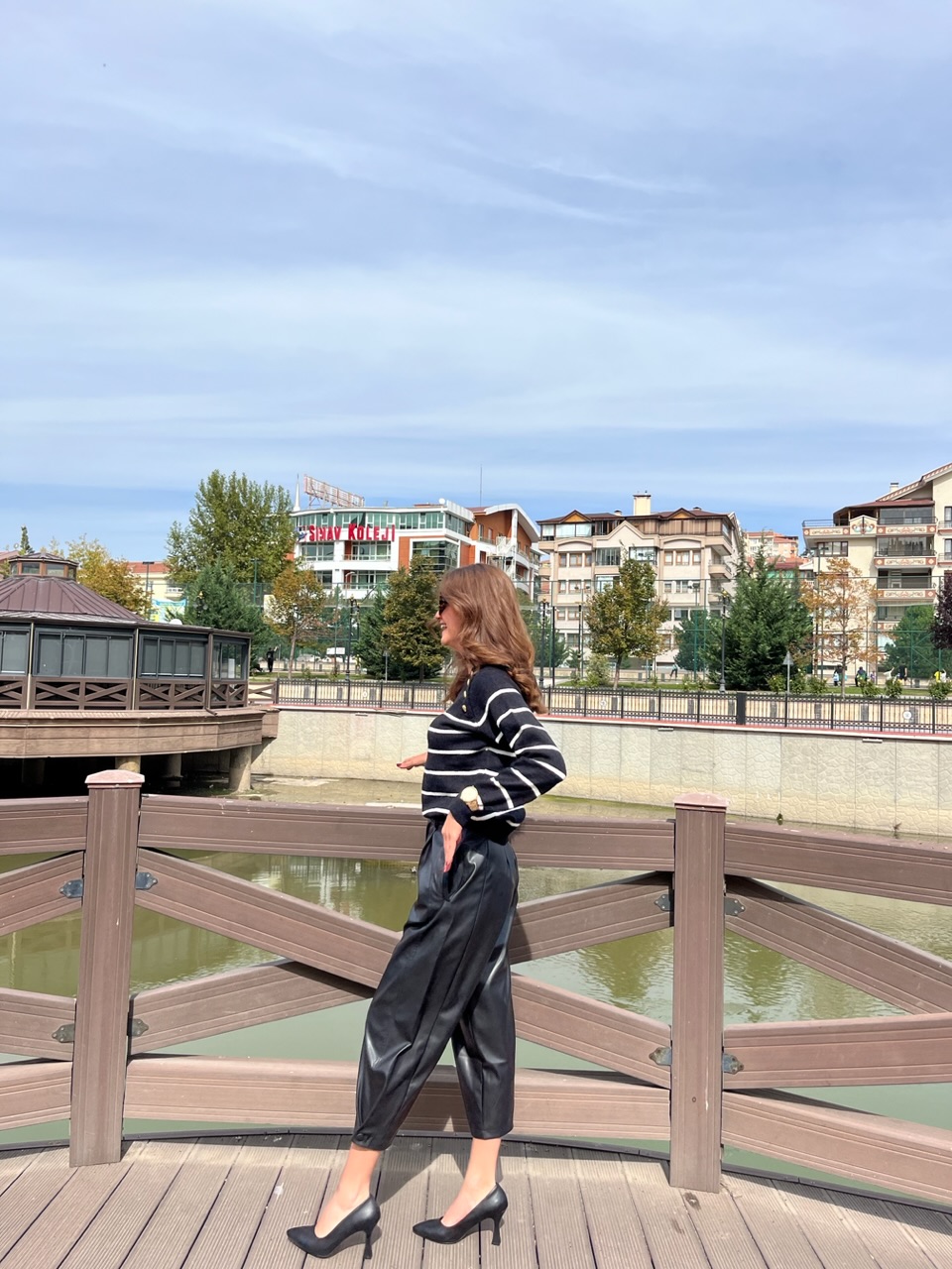 Siyah Paça Düğme Detay Deri Pantolon