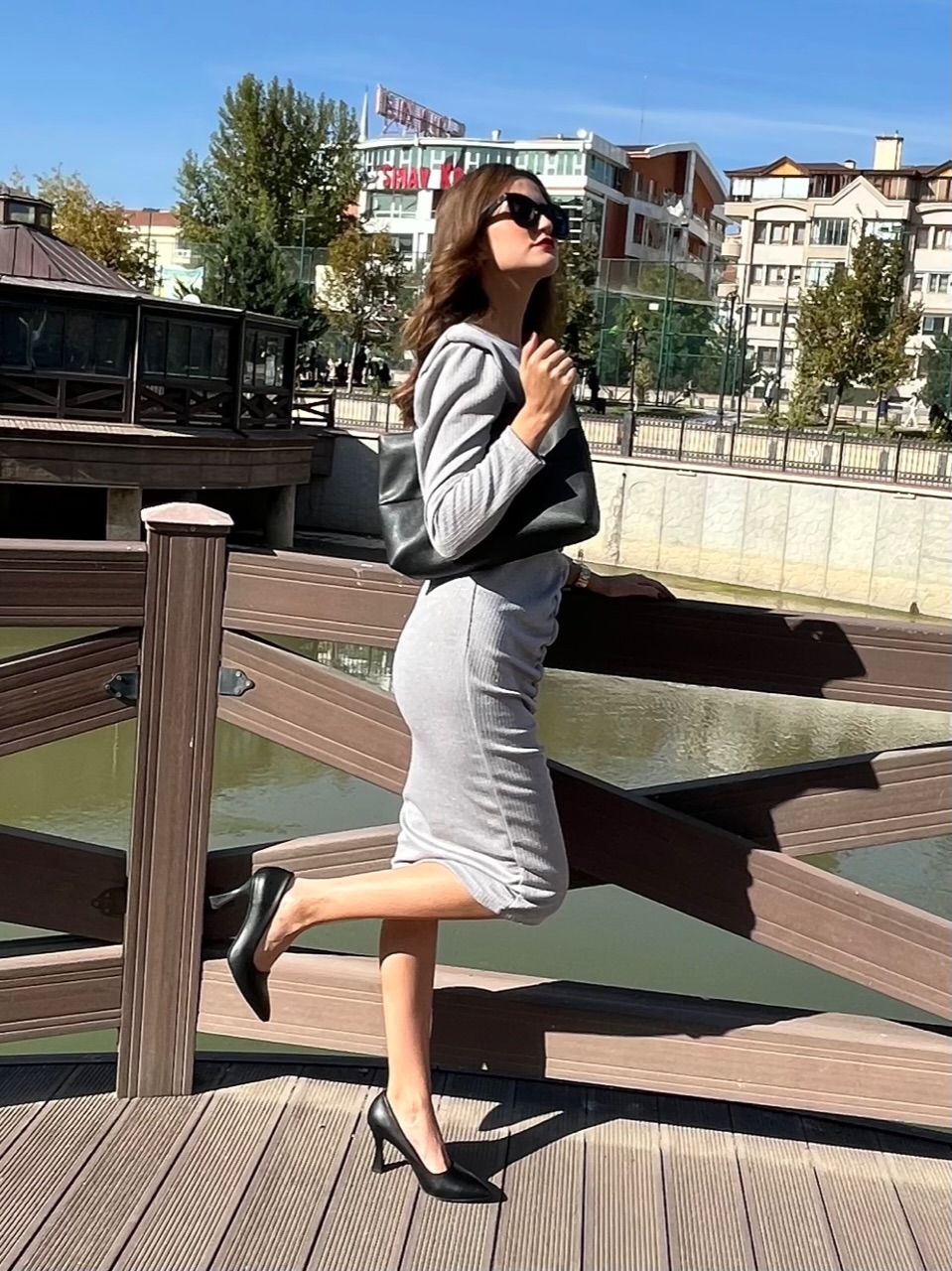 Omuzları Vatkalı Önden Drapeli Simli Elbise