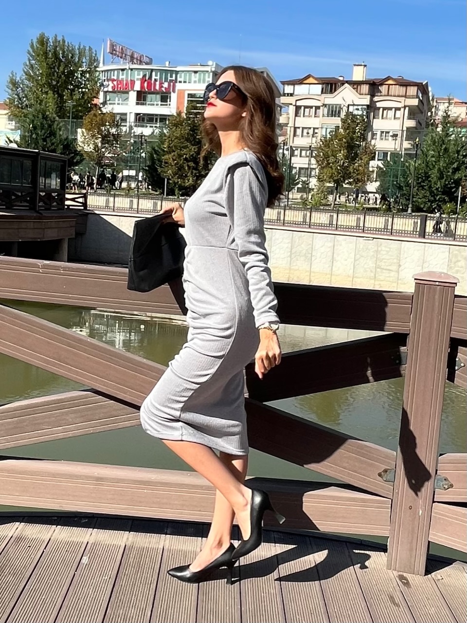 Omuzları Vatkalı Önden Drapeli Simli Elbise
