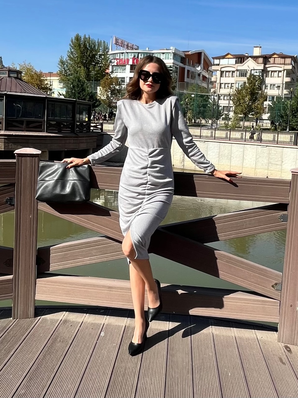 Omuzları Vatkalı Önden Drapeli Simli Elbise