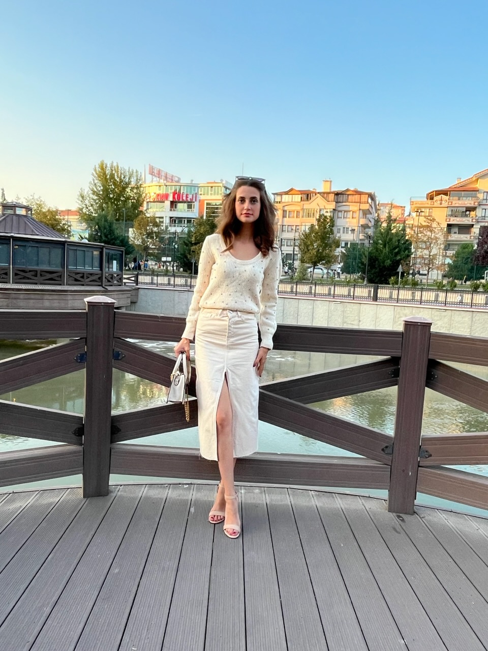 Önden Yırtmaçlı Krem jean Etek