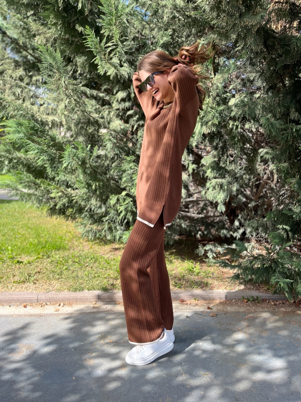 Kahverengi Zincir Detaylı Triko Takım
