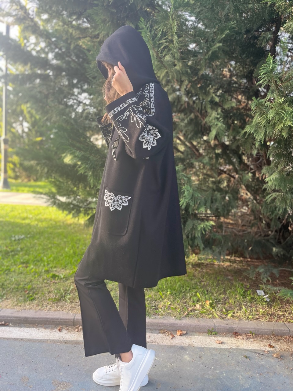 Siyah Kapüşonlu Etnik Desen Kaşe