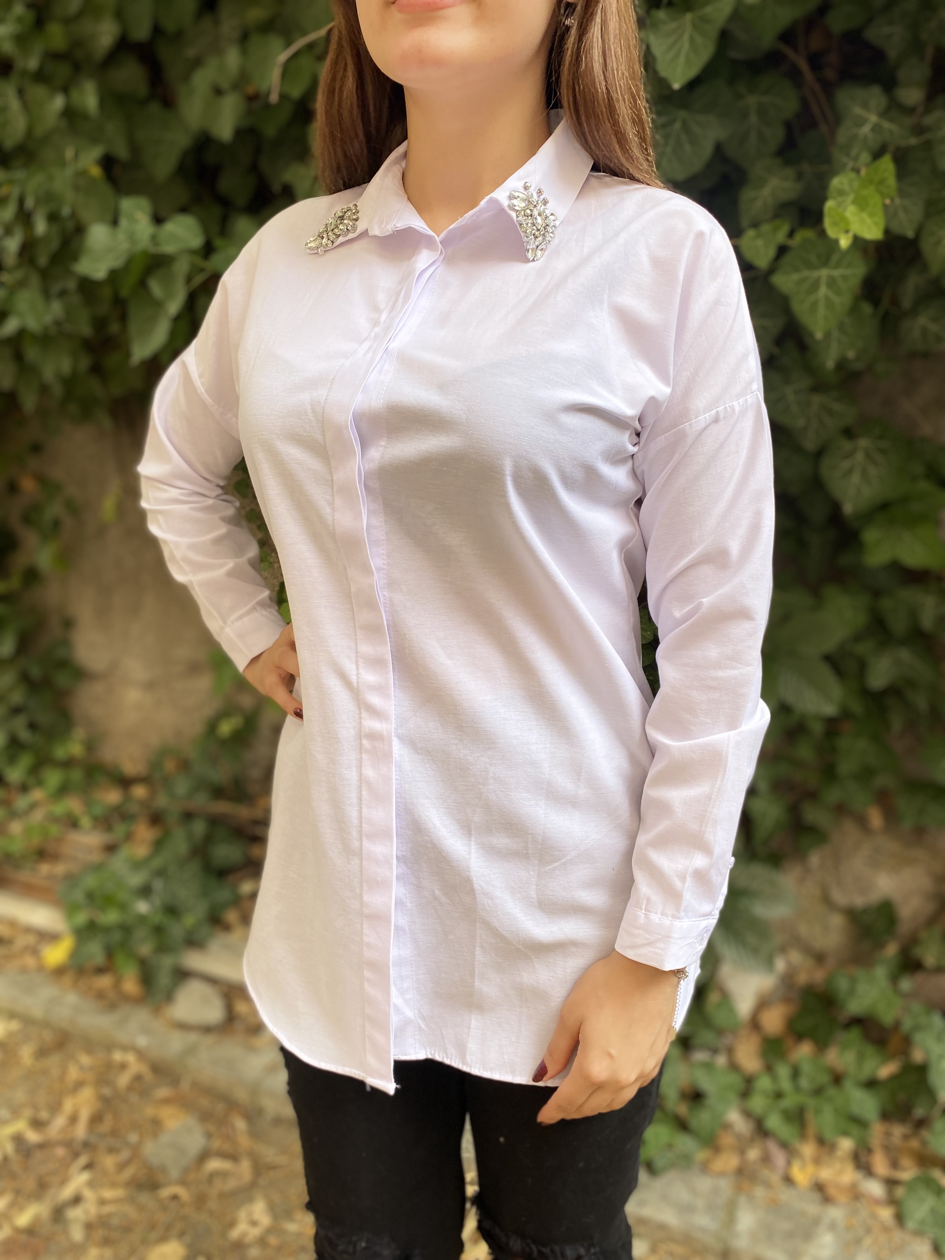 Yakası Taşlı Beyaz Gömlek