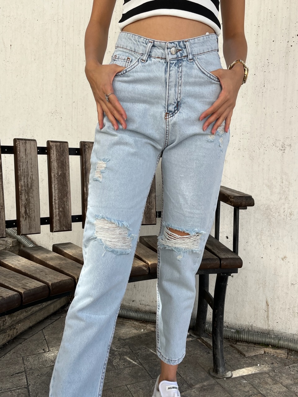 Mom Buz Mavisi Yırtık Jean