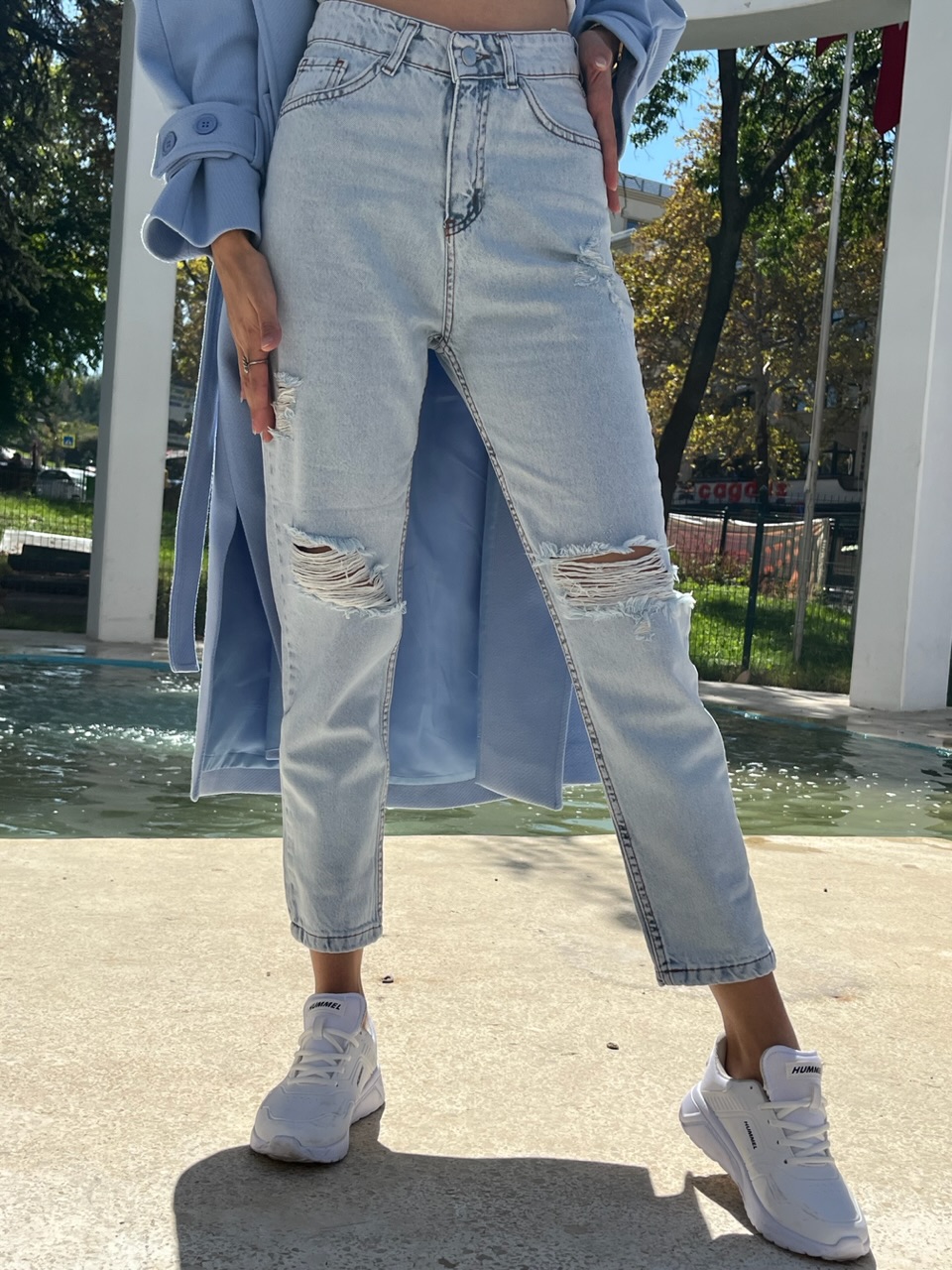 Mom Buz Mavisi Yırtık Jean