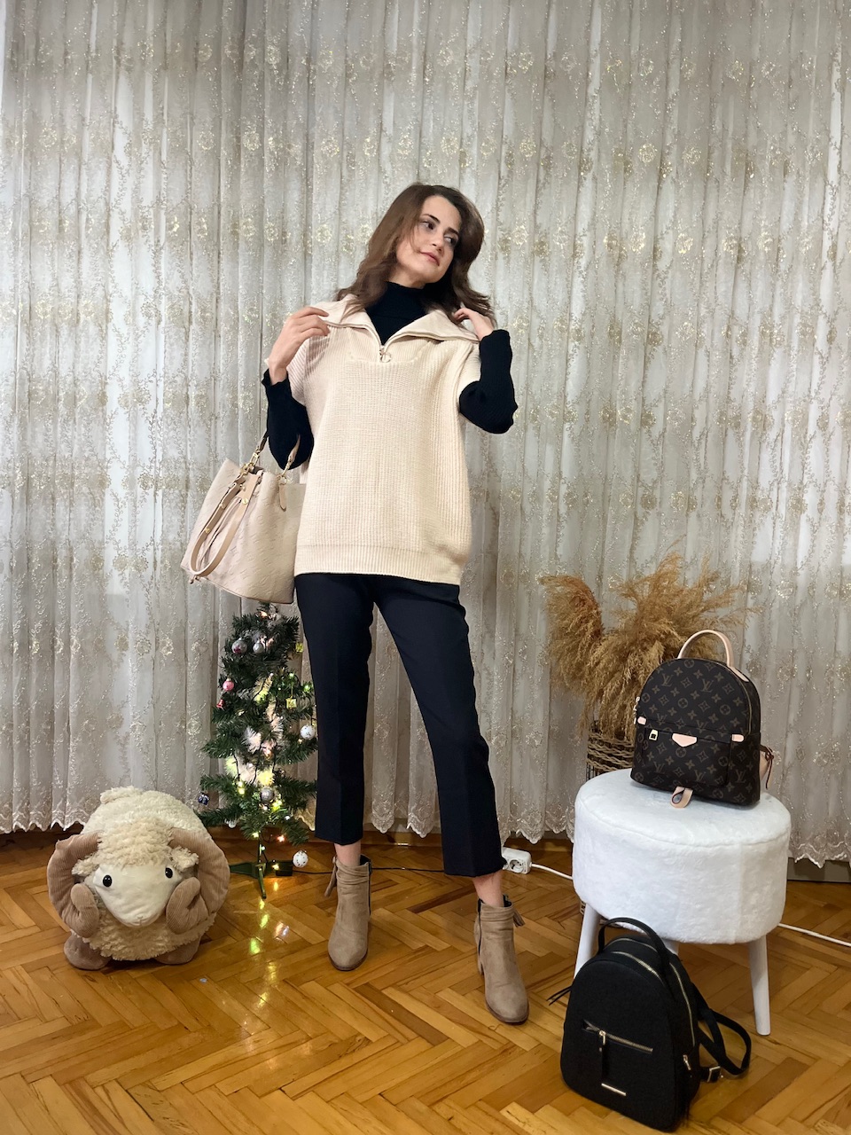 Krem Renk Yakası Fermuarlı Süveter