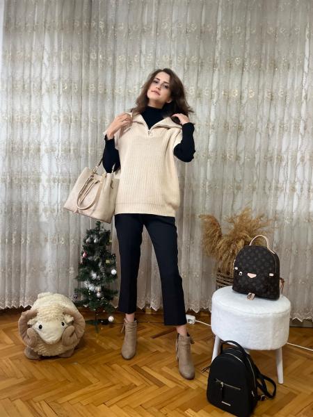 Krem Renk Yakası Fermuarlı Süveter